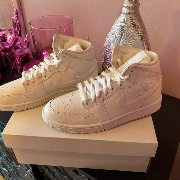 Brand new in box Women’s Size 9 Air Jordan 1 Mid - Picture 4 of 5